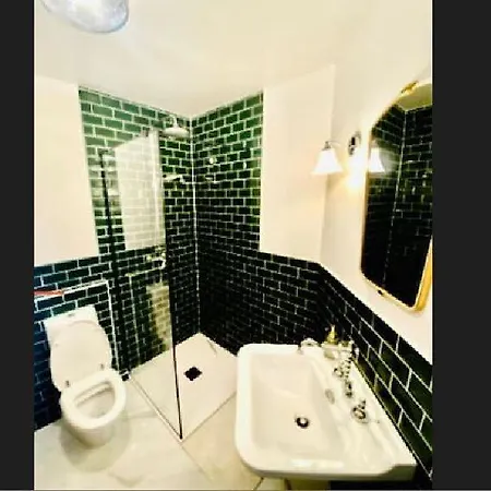 Stylish 1br With Parking And Outdoor Spaces Appartamento