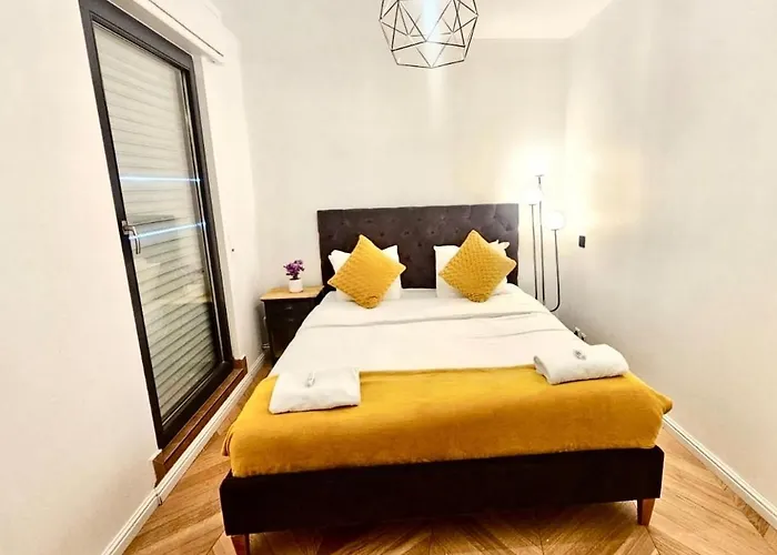 Stylish 1br With Parking And Outdoor Spaces Appartamento